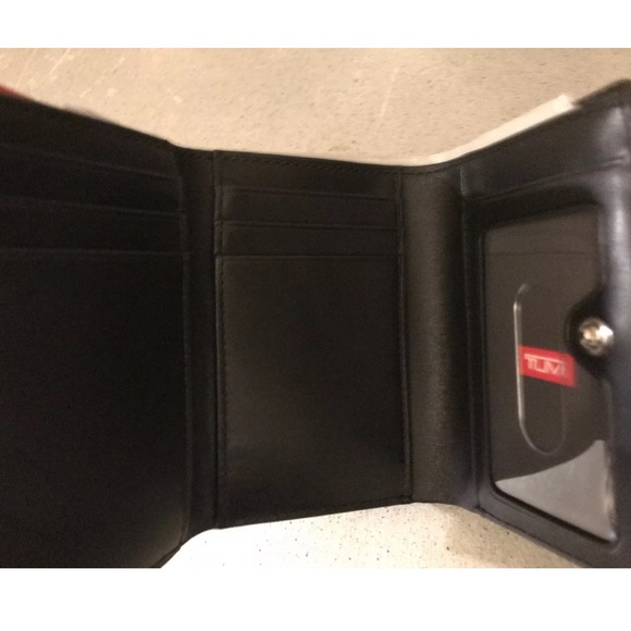 New in a gift box Tumi trifold leather wallet - Picture 6 of 7